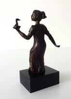 Brons legering beeldje van meisje met kaars 4103-b, Antiek en Kunst, Kunst | Designobjecten, Ophalen of Verzenden