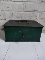 Oude groene stalen geldkist met rode binnenkant Beaumont?, Ophalen of Verzenden
