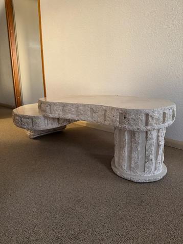 Uniek klassiek bankje / salontafel (steenlook) beschikbaar voor biedingen
