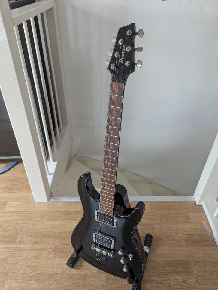 Ibanez SZ320EX – Zwarte schoonheid in topstaat!, Muziek en Instrumenten, Snaarinstrumenten | Gitaren | Elektrisch, Gebruikt, Solid body