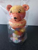 Nieuw gehaakt potje geel-oranje beer gevuld met snoepjes, Ophalen of Verzenden, Nieuw, Kraamcadeau