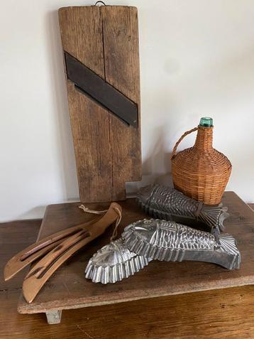 Brocante bakvormen/koolschaaf/messen/fles beschikbaar voor biedingen