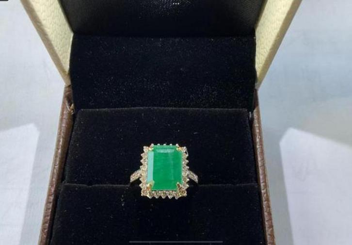 Ring goud met diamanten  en smaragd, Sieraden, Tassen en Uiterlijk, Ringen, Nieuw, Dame, 17 tot 18, Goud, Ophalen of Verzenden