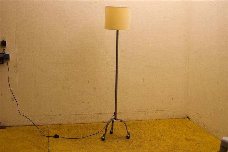 vloerlamp op wieltjes 47901, Huis en Inrichting, Lampen | Vloerlampen, Gebruikt, Metaal, Stof, Ophalen of Verzenden