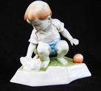 Zsolnay - Jongen met kip en rode bal (3060), Verzamelen, Beelden en Beeldjes, Ophalen, Zo goed als nieuw, Mens