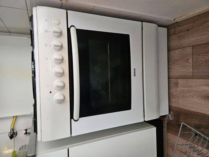 Gratis op te halen fornuis van Bosch, Witgoed en Apparatuur, Fornuizen, Gebruikt, Vrijstaand, Gas, 4 kookzones, 85 tot 90 cm, Ophalen