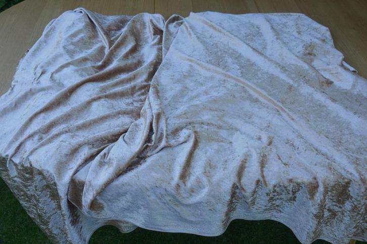 Zeer grote lap stof velours- achtig goud/ beige glanzend 470, Hobby en Vrije tijd, Stoffen en Lappen, Zo goed als nieuw, Polyester