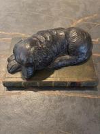 Decoratief beeld – “Slapende hond op boek”, ca. 1950–1980., Antiek en Kunst, Ophalen of Verzenden