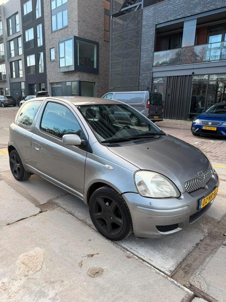 Toyota Yaris 1.3 16V Vvti 3DR Linea SOL 2004 Grijs NIEUW APK, Auto's, Toyota, Particulier, Yaris, ABS, Airbags, Boordcomputer