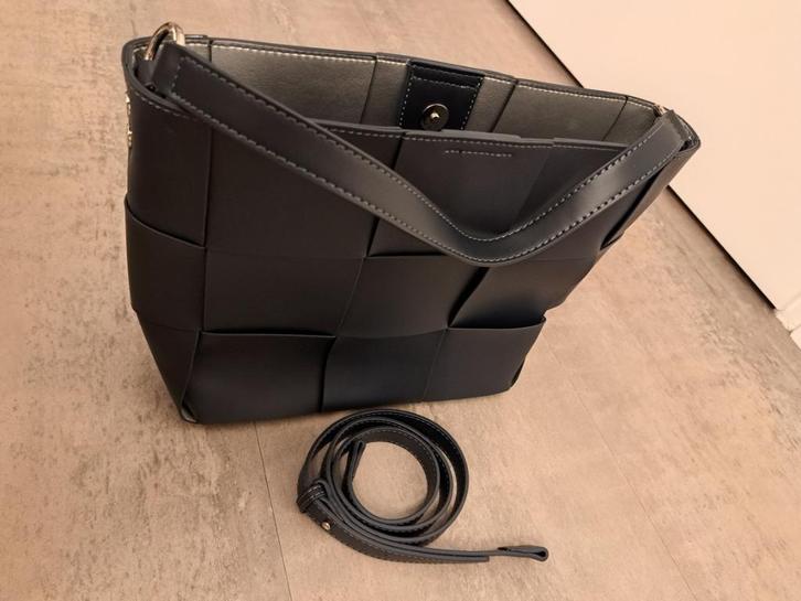 INYATI hand schoudertas donkerblauw vegan, Sieraden, Tassen en Uiterlijk, Tassen | Schoudertassen, Nieuw, Blauw, Ophalen of Verzenden