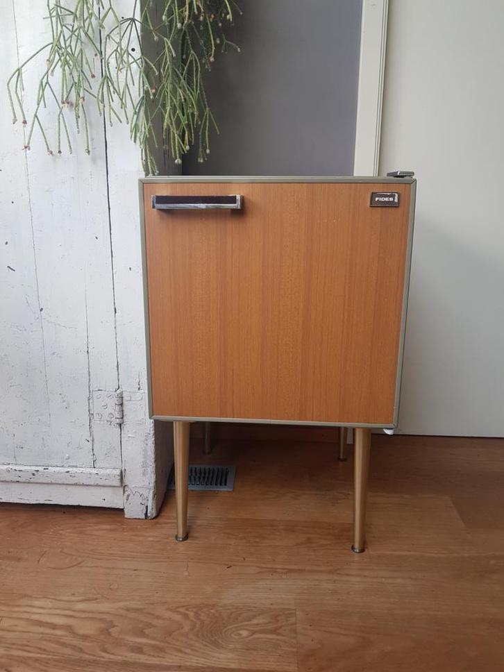 Vintage koelkastje  op pootjes met retro wiskey uitzet erbij, Antiek en Kunst, Antiek | Keramiek en Aardewerk, Ophalen