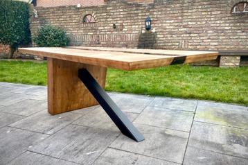 Moderne tafel beschikbaar voor biedingen