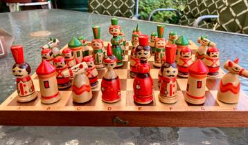Vintage houten handbeschilderd Schaakspel uit Wit-Rusland beschikbaar voor biedingen