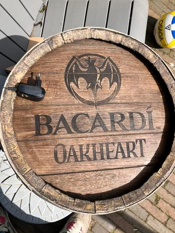 Lichtreclame vat einde Bacardi Oakheart beschikbaar voor biedingen