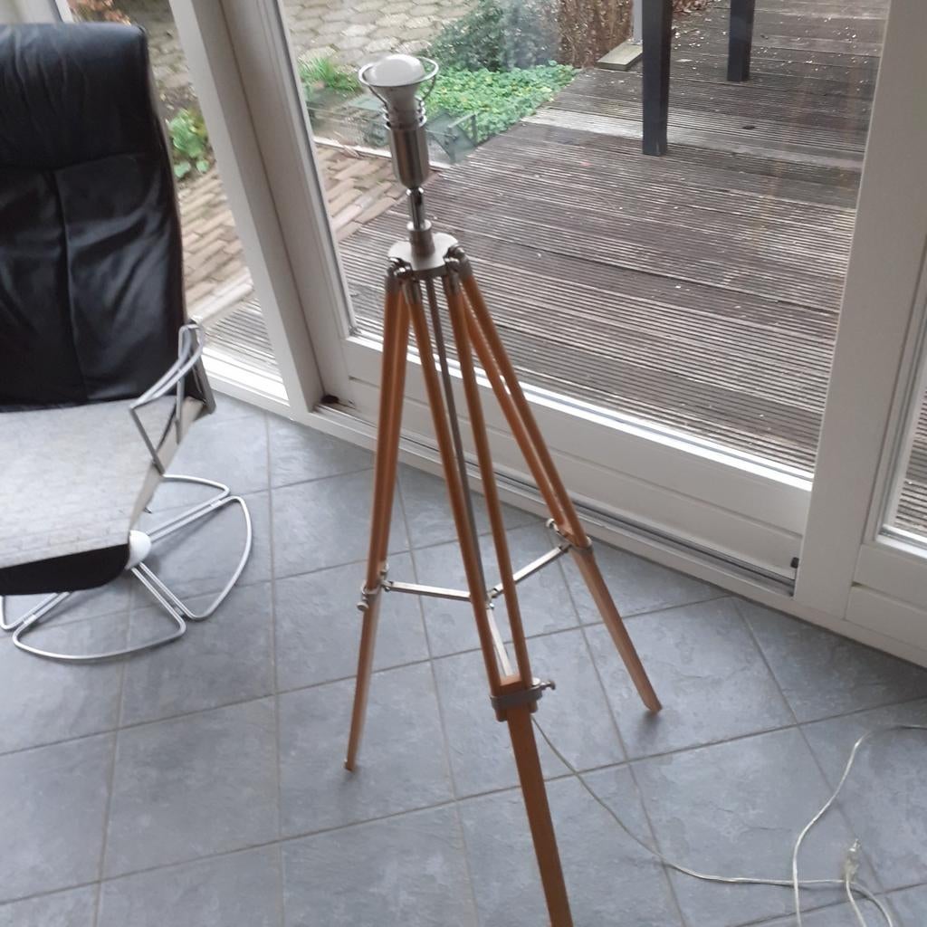 Lamp kamerlamp met LED - 123.5cm Hoog passer voet/onderstel, Ophalen, 100 tot 150 cm, Zo goed als nieuw, Tijdloos