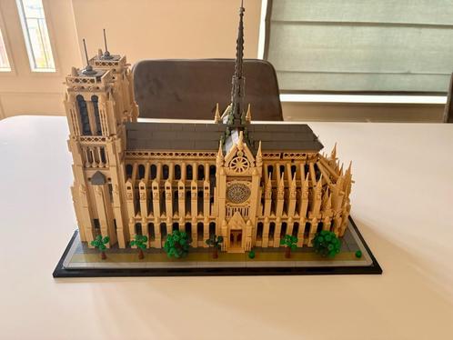 Lego architecture: Notre Dame (21061) - Compleet met doos, Kinderen en Baby's, Speelgoed | Duplo en Lego, Zo goed als nieuw, Lego