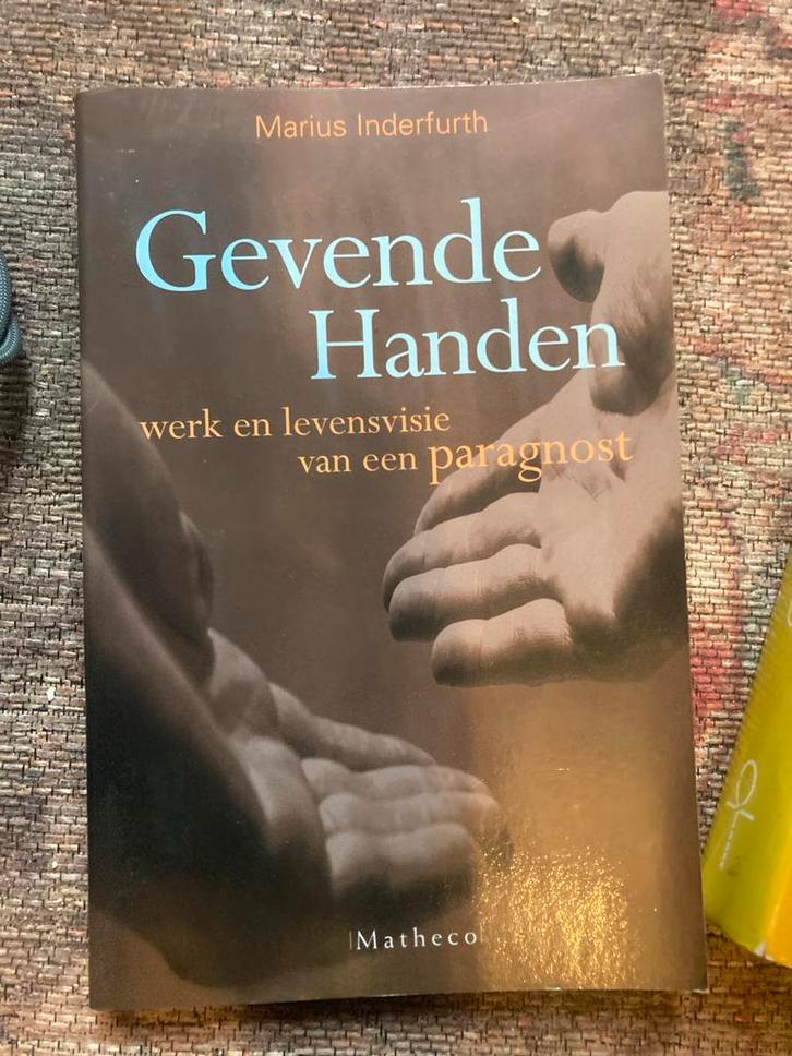 Gevende Handen - Werk en levensvisie van een paragnost, Boeken, Esoterie en Spiritualiteit, Gelezen, Achtergrond en Informatie