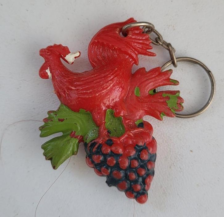 Vintage Sleutelhanger Haan en Druiven, Verzamelen, Sleutelhangers, Gebruikt, Dier of Natuur, Ophalen of Verzenden