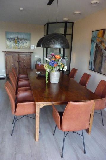 8-persoons eetkamer tafel en stoelen beschikbaar voor biedingen