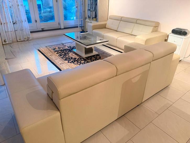 Beige kleurige 2x 3 zits bank met hoofdsteunen, Huis en Inrichting, Banken | Sofa's en Chaises Longues, Zo goed als nieuw, Driepersoons