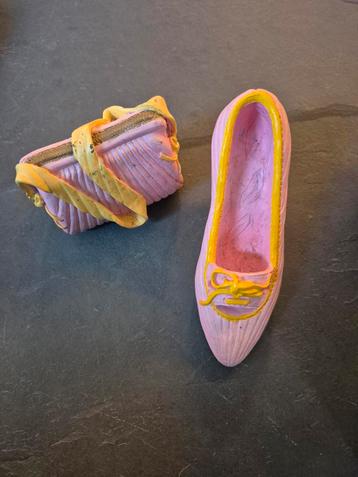 2 roze beeldjes schoen en tasje  beschikbaar voor biedingen