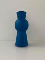 Moderne blauwe design vaas van gepoedercoat aluminium, Huis en Inrichting, Woonaccessoires | Vazen, Overige materialen, Blauw