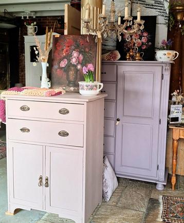 Brocante Meidenkast /kast oud roze  beschikbaar voor biedingen