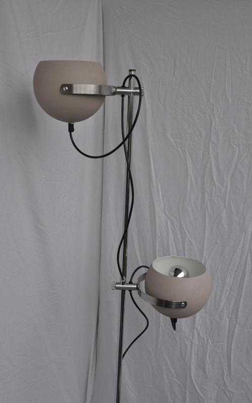 Herda | Vintage | Staande lamp | Bollamp | Beige zand | BLF, Huis en Inrichting, Lampen | Vloerlampen, Zo goed als nieuw, 150 tot 200 cm