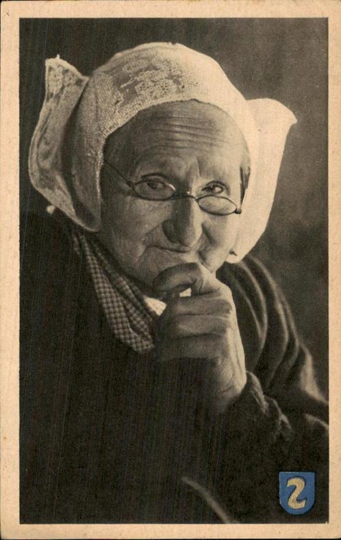Oude vrouw met bril en traditionele hoofddoek, Verzamelen, Ansichtkaarten | Nederland, Ongelopen, Noord-Holland, Voor 1920, Ophalen of Verzenden
