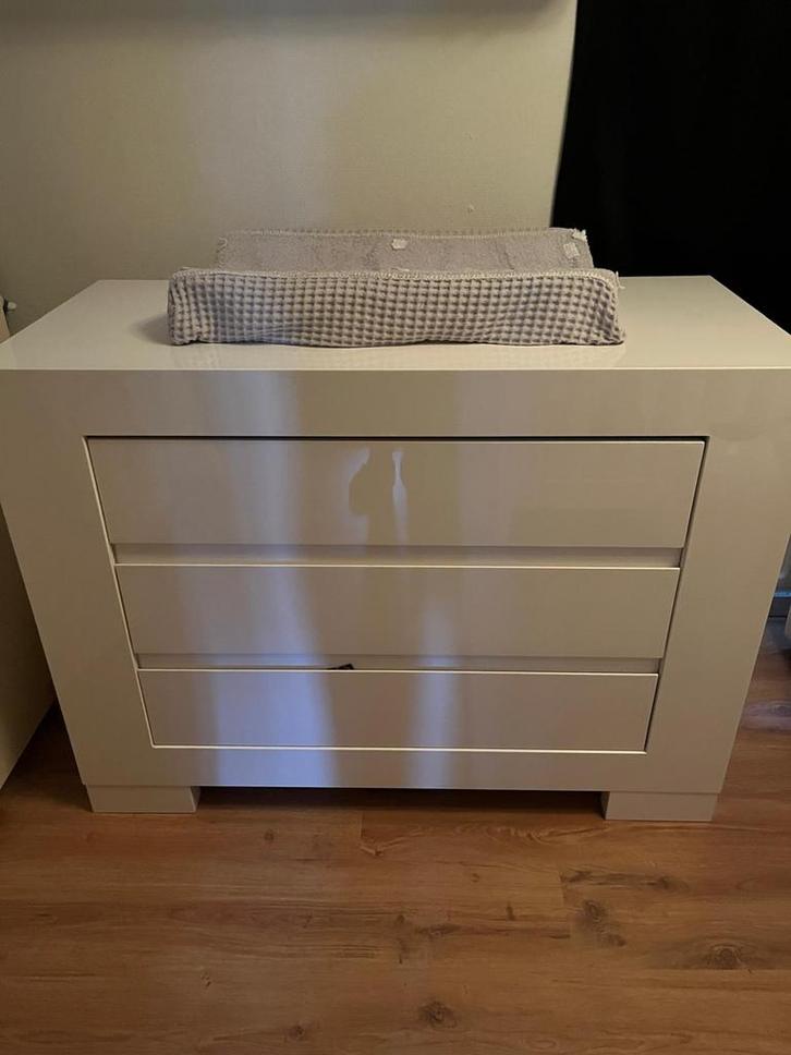 Prachtig mooie hoogglans witte solide commode & ledikantje, Kinderen en Baby's, Kinderkamer | Complete kinderkamers, Zo goed als nieuw