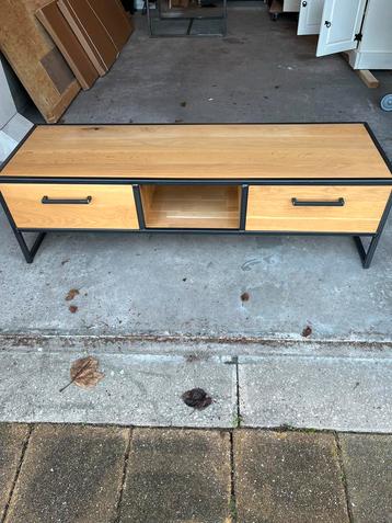 Modern TV meubel teakhout 140 x 45cm beschikbaar voor biedingen