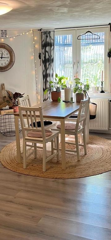 GRATIS Eettafel met 4 stoelen 