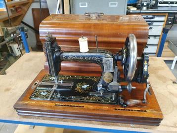 VINTAGE NAAIMACHINE SINGER NEERLANDIA beschikbaar voor biedingen