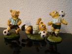 3 voetballende beren, Verzamelen, Beren en Cherished Teddies, Beeldje, Ophalen of Verzenden, Zo goed als nieuw