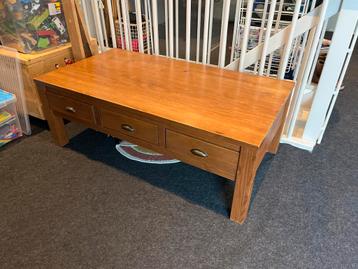 Houten salontafel met lades beschikbaar voor biedingen