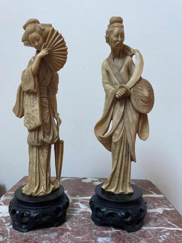 Set van 2 Japanse Gheisa beelden 35 cm hoog ivorine beeld  beschikbaar voor biedingen