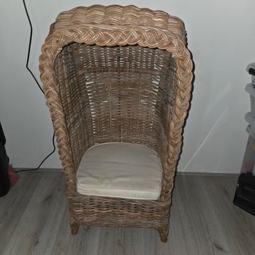 Rotan kinderstoel beschikbaar voor biedingen