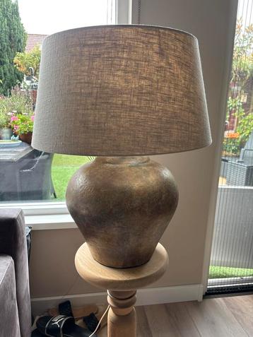 Te koop: Sfeervolle kruiklamp met linnenlook kap beschikbaar voor biedingen