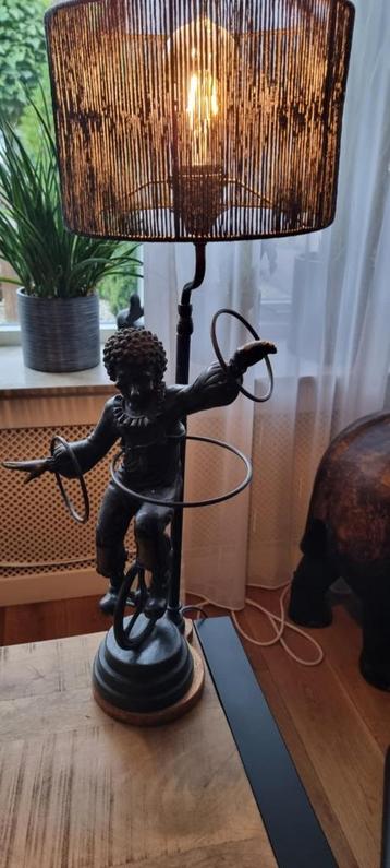 Bronzen tafellamp met kap -  Clownfiguur op een eenwieler beschikbaar voor biedingen