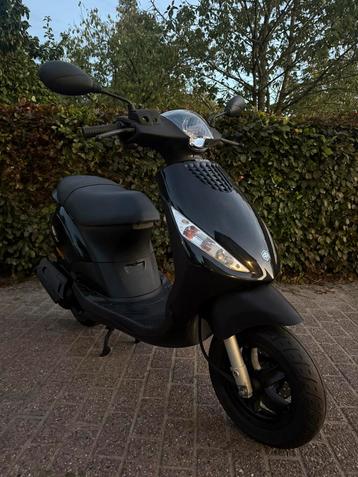 ⭐️Piaggio zip 2t 50cc 2017 8856 kilometer Glans zwart⭐️ beschikbaar voor biedingen