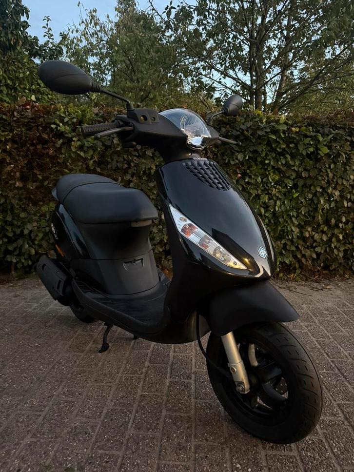 ⭐️Piaggio zip 2t 50cc 2017 8856 kilometer Glans zwart⭐️, Fietsen en Brommers, Brommeronderdelen | Algemeen, Zo goed als nieuw