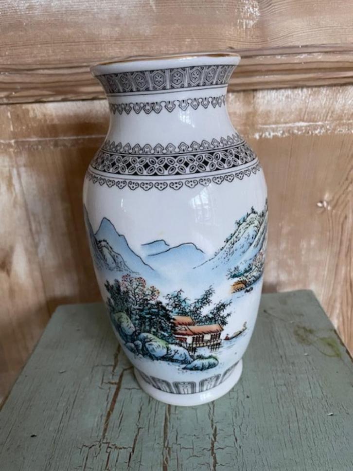 Japanse vaas. Wit met gekleurd landschap motief bergen / zee, Antiek en Kunst, Antiek | Vazen, Ophalen