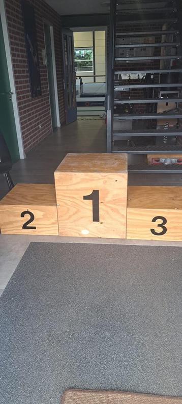 Houten podiumblokken beschikbaar voor biedingen