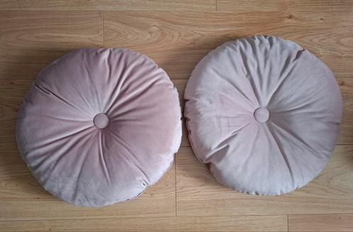 2 ronde, lichtroze kussens, Huis en Inrichting, Woonaccessoires | Kussens, Zo goed als nieuw, Rond, Ophalen of Verzenden