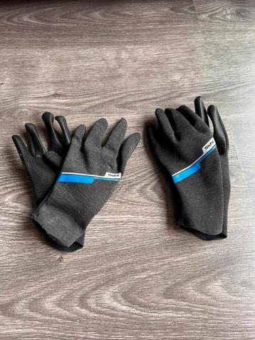 Kajakspullen: peddel en handschoenen beschikbaar voor biedingen