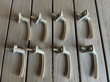 8 Draai Kiep Raamhendels beschikbaar voor biedingen