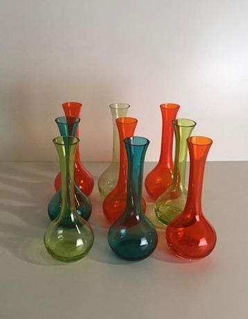 Een leuk lot solifleur gekleurde vaasjes beschikbaar voor biedingen