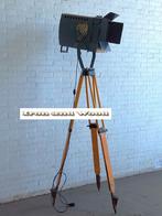 Grote vintage zwarte oude (theater) spot op statief - 180 cm, Huis en Inrichting, Lampen | Vloerlampen, Ophalen, Gebruikt, Industrieel vintage stoer robuust loft oud spot