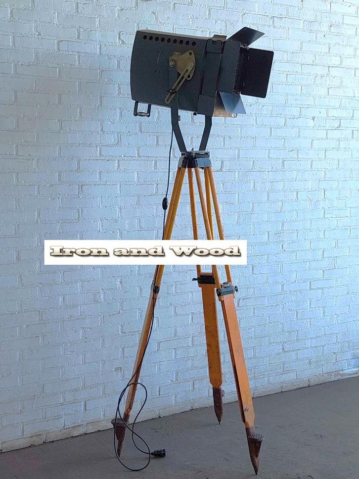 Grote vintage zwarte oude (theater) spot op statief - 180 cm, Huis en Inrichting, Lampen | Vloerlampen, Gebruikt, 150 tot 200 cm