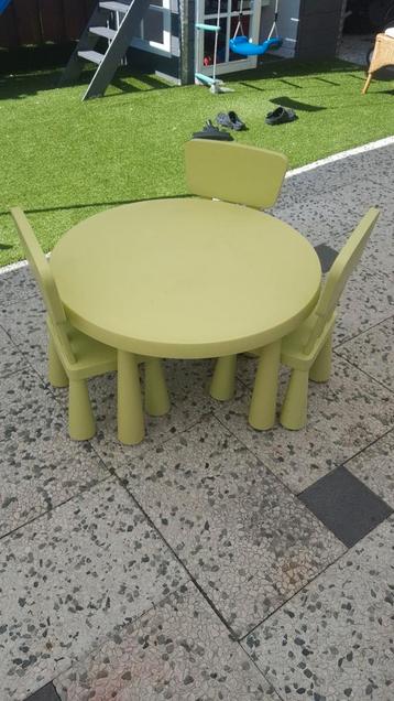 4 delig set 3 stoelen en 1 tafel rond beschikbaar voor biedingen